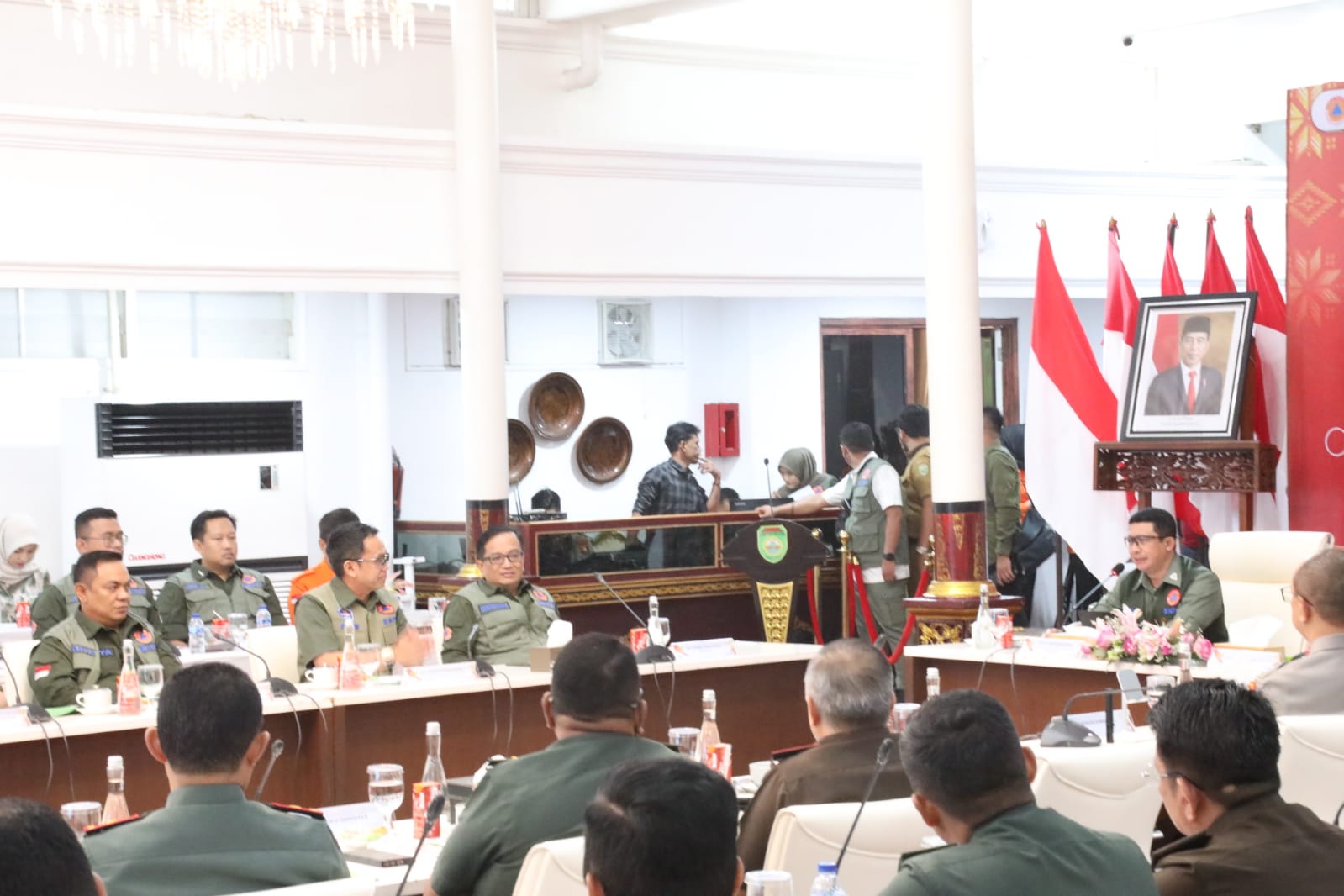 Kepala BNPB Letjen TNI Suharyanto (kemeja hijau dengan rompi) saat memberikan arahan pada Rapat Koordinasi Satuan Tugas Kebakaran Hutan dan Lahan Provinsi Sumatera Selatan di Griya Agung, Palembang, Sumatera Selatan pada Kamis (22/6). 